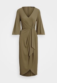 Olivgrön, V-ringad omslagklänning med trekvartslånga trumpetärmar; har en knytning vid midjan och en draperad silhuett.
