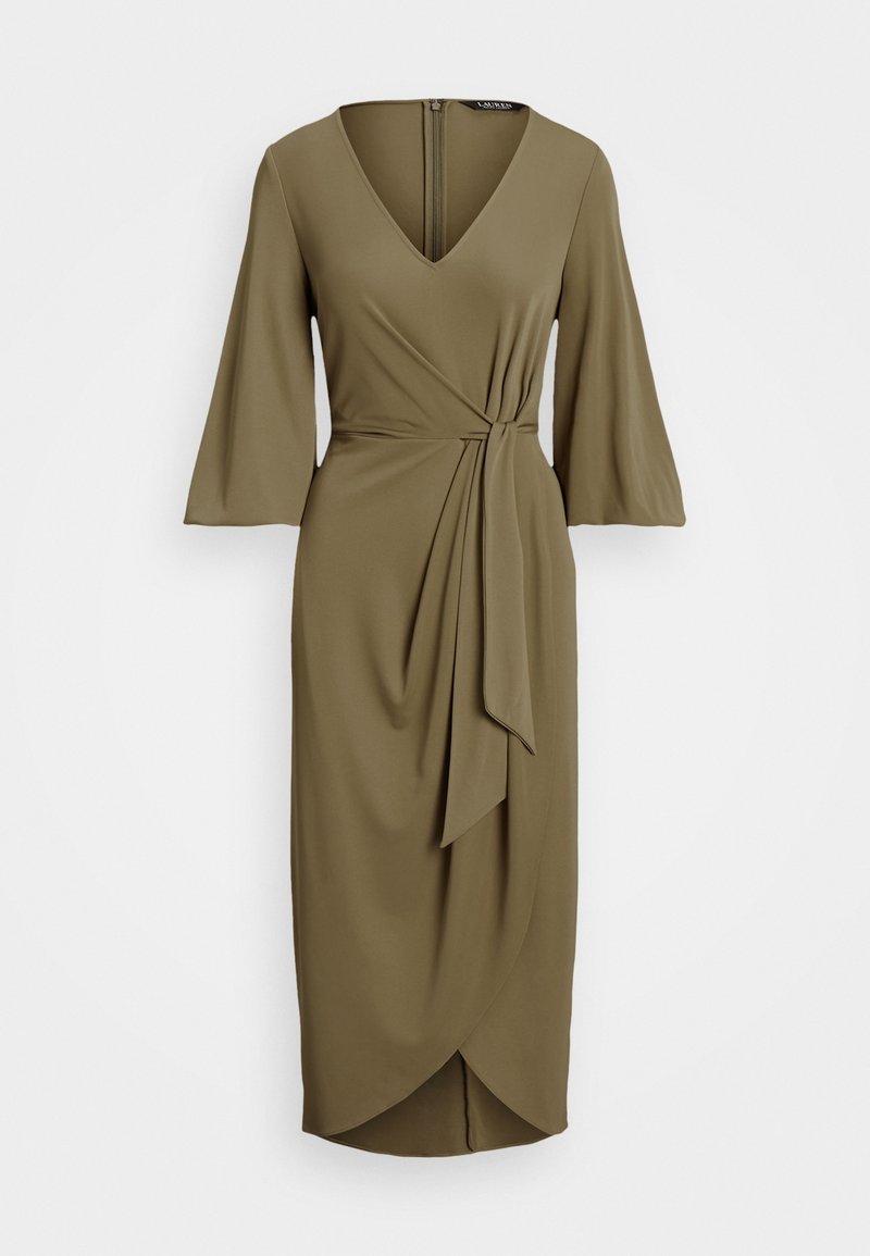 Olivgrön, V-ringad omslagklänning med trekvartslånga trumpetärmar; har en knytning vid midjan och en draperad silhuett.