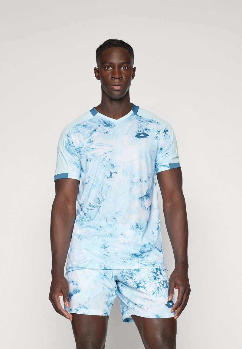 Blaues, kurzärmliges Sportshirt mit abstrakten hellblauen und dunkleren blauen Mustern, kombiniert mit passenden Shorts, verfügt über einen V-Ausschnitt und ein Logodesign.