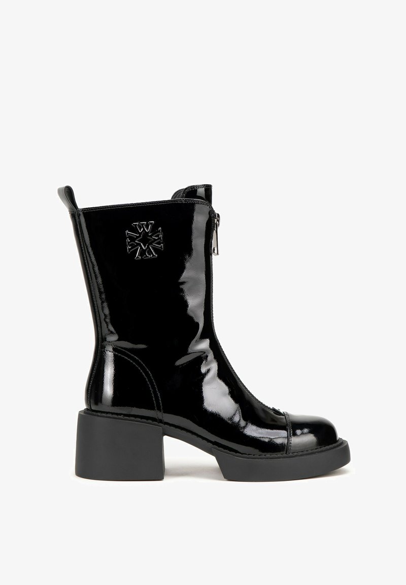 Czarne lakierowane botki za kostkę z masywnym obcasem, zapięcie na zamek, detal wytłoczonego logo oraz gładka, błyszcząca faktura.