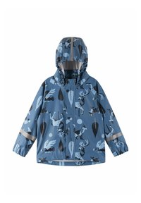 Giacca impermeabile blu con cappuccio, caratterizzata da un motivo giocoso di animali, foglie e fiocchi di neve. Include polsini elasticizzati e dettagli riflettenti.