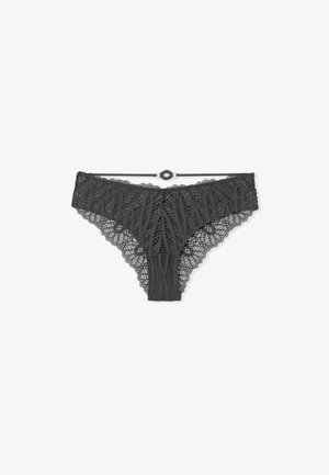 Schwarzer Spitzen-Thong mit filigranem Blumenmuster und gewellten Kanten. Verfügt über einen flexiblen Bund mit einem metallischen Akzent in der Mitte.