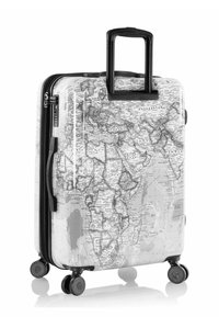 Hartschalentrolley mit einem schwarz-weißen Weltkarten-Design, strukturiertem Oberflächenmaterial, doppelten Rollen und einem ausziehbaren schwarzen Griff.