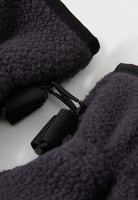Γάντια fleece σε σκούρο γκρι με υφή, διαθέτοντας μαύρες ρυθμιζόμενες λωρίδες και πλαστικές θηλιές για ασφαλή στερέωση.
