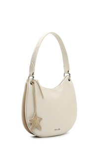 Sac à main en cuir crème avec une seule large bandoulière, une quincaillerie argentée et un charm en forme d'étoile avec de petits clous attachés.