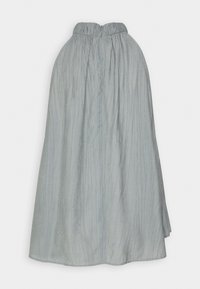 Jupe taille haute gris clair avec ceinture froncée et plis souples, fluide vers une silhouette ample et longueur cheville.