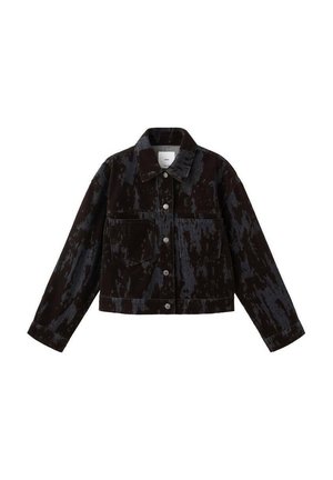 Chaqueta de mezclilla negra con un patrón texturizado, bolsillos frontales, cierre de botones y un diseño corto, con acentos de hardware en tono plateado.