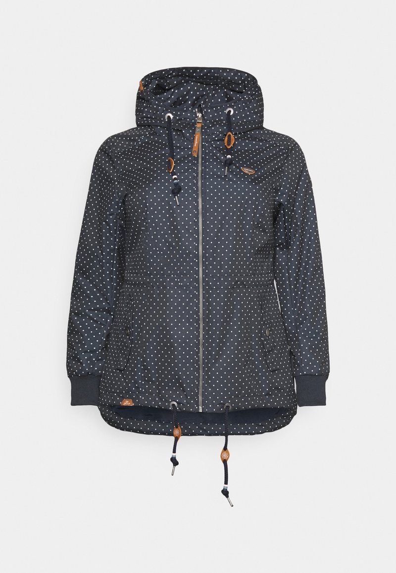 Marinblå vattentät jacka med vita prickar, justerbar huva, främre dragkedja och dragsko i fållen. Har oranga detaljer och fickor.