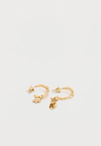 Σκουλαρίκια κρίκοι από χρυσό με ανθισμένες λεπτομέρειες και υφή. Διαθέτουν μικρά λουλούδια και σχέδιο φύλλου. Περιλαμβάνουν ένα λαμπερό πολύτιμο λίθο.