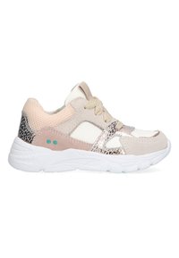 Zapatilla que presenta una mezcla de materiales en color beige, blanco y plateado metálico. Forma redondeada, secciones de malla y suela blanca con detalles texturizados.