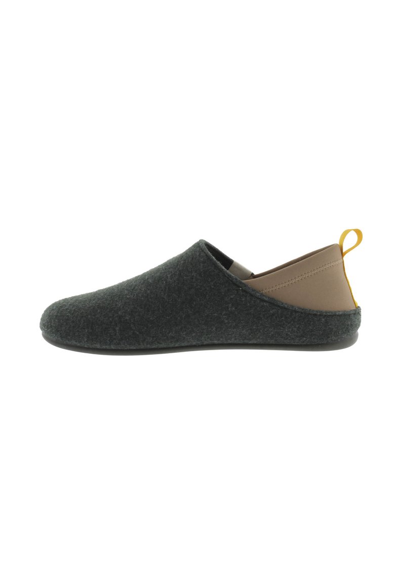 Zapatillas de fieltro en gris oscuro, con un tacón marrón suave, forma redondeada y suela de goma negra. Diseño minimalista con un tirador amarillo.