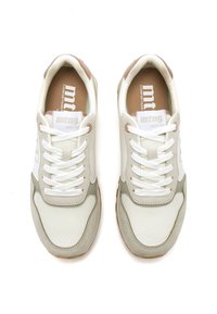 Sneakers bianche e grigio chiaro con tomaia in mesh e suede, dotate di lacci rotondi, suola testurizzata e logo sulla linguetta.