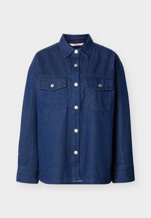 Tumesinine teksapikkade varrukatega särk, millel ees nupuga sulgemine ja kaks rinnataskut nööpidega, hallil taustal.