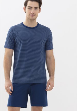 Marineblau gestreifes T-Shirt mit kurzen Ärmeln und rundem Halsausschnitt, kombiniert mit einfarbigen marineblauen shorts. Weicher, leichter Stoff.