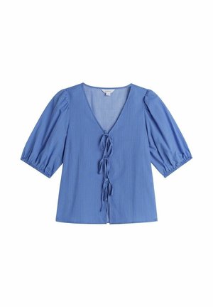 Blårandig blus med V-ringning, kort puffärmar och framknutning. Tillverkad av lätt tyg med en mjuk textur.
