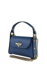 Sac à main en cuir bleu avec une fermeture à rabat, orné d'un emblème d'abeille métallique, de clous dorés et d'une bandoulière en chaîne. Forme rectangulaire compacte.
