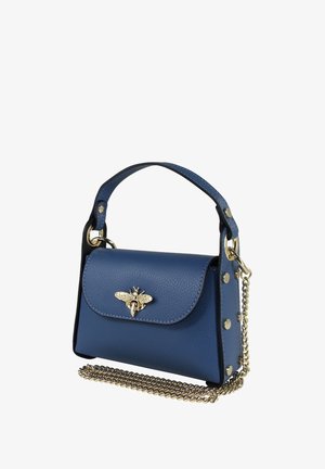 Blauwe leren handtas met een flapsluiting, voorzien van een metalen bij-embleem, goudkleurige studs en een kettingband. Compact rechthoekig model.