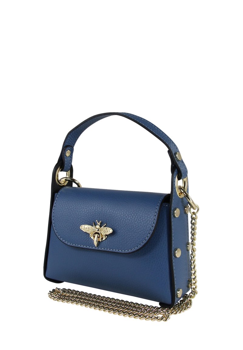 Sac à main en cuir bleu avec une fermeture à rabat, orné d'un emblème d'abeille métallique, de clous dorés et d'une bandoulière en chaîne. Forme rectangulaire compacte.