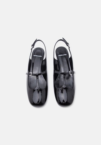 Μαύρα φλατ παπούτσια slingback από πατινέ δέρμα με λουράκι Τ και πόρπη, με ετικέτα «Pierre Hardy» στο εσωτερικό.