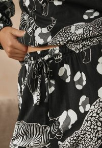 Next REGULAR FIT SET - Pyjama - black & white tiger