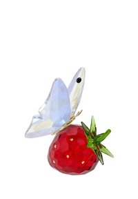 Kristallfjäril med blå och klara fasetter vilar på en röd kristalljordgubbe, detaljerad med gröna blad och gyllene accenter.