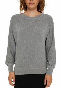 Sweat-shirt gris en tissu doux, avec un col rond, des manches longues, des poignets et un bas côtelés, coupe décontractée et design minimaliste.