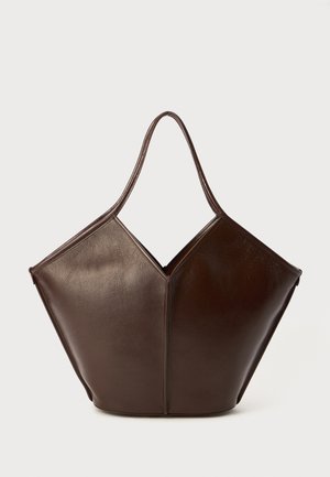 Sac en cuir marron avec un design unique en V, comportant deux poignées et une texture lisse. Minimaliste, sans quincaillerie ou accents visibles.