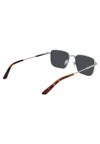 Occhiali da sole con montatura in metallo e lenti quadrate; lenti grigio scuro; aste con motivo tartaruga; bracci sottili in metallo con cuscinetti per il naso per il comfort.