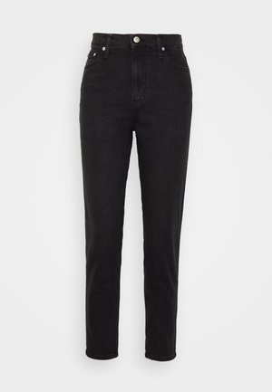 Zwarte high-waist slim-fit jeans met knoop aan de voorkant, riemlussen en vijf-pocketontwerp op een witte achtergrond.