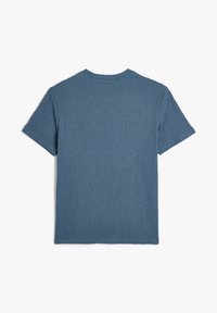Blå kortærmet t-shirt med tekstureret finish, rund hals og lige kant. Stoffet ser let og let krøllet ud.