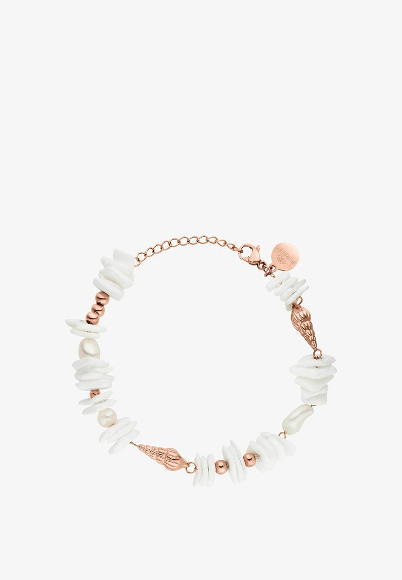 Weißes Steinperlenarmband mit roségoldenen Akzenten, abwechselnd runden und scheibenförmigen Formen, mit einer Perle und einem dekorativen Verschluss.