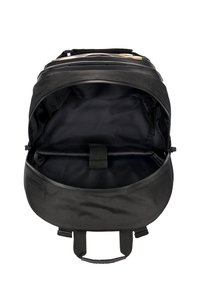 Zaino nero con un esterno testurizzato. Presenta un ampio interno foderato e una tracolla a rete per fissare gli oggetti. Include maniglie superiori per il trasporto.