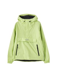 Anorak con capucha de color verde claro, con bolsillo frontal con solapa, bolsillos con cremallera negra y puños elásticos, presentado sobre un fondo blanco.