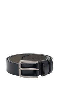 Černý kožený opasek s matnou stříbrnou kovovou sponou, který má hladký povrch a jednoduchý design. Dvě kožené smyčky zdobí pásek.