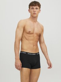 Schwarze Baumwoll-Boxershorts mit einer enganliegenden Passform und einem elastischen Bund, auf dem der Markenname "JACK & JONES" in weißem Schriftzug steht.