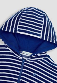Blauw-witte gestreepte hoodie met een rits aan de voorkant, zachte stof, een gevoerde capuchon en een klein zeilbootlogo op de borst.