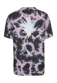 Tricou tie-dye în lavandă și negru, având în spate o siluetă de palmier și cuvântul "JustRise" în albastru deschis.