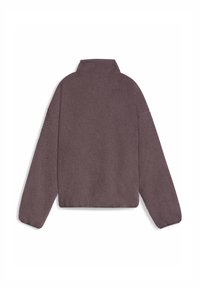 Pullover in pile viola con un colletto alto, maniche lunghe e una vestibilità corta. Tessuto morbido con cuciture minime e senza hardware visibile.