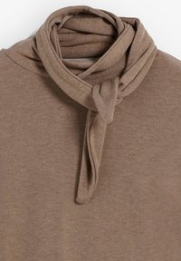 Top din stofă moale, de culoare maro, cu un design în formă de eșarfă la gât, având o textură netedă și o cădere fluidă.