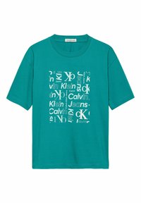 Camiseta de manga corta color aguamarina con un gráfico cuadrado que presenta texto blanco superpuesto que incluye "Calvin Klein Jeans" en varias tipografías.
