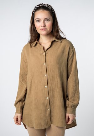 Braune Button-Down-Hemd aus strukturiertem Stoff, mit Kragen, langen Ärmeln und gerundhem Saum. Weiße Knöpfe und lässige Passform.