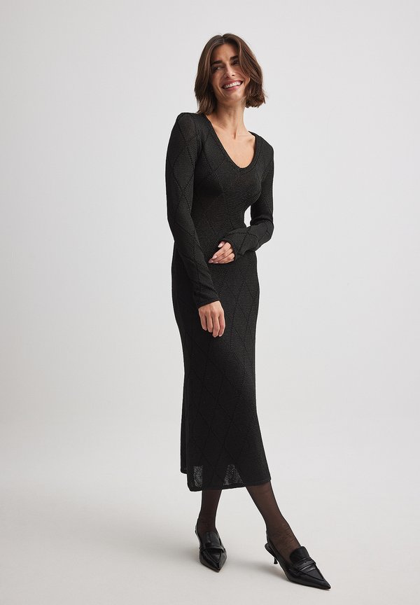 MIT V-AUSSCHNITT - Strickkleid