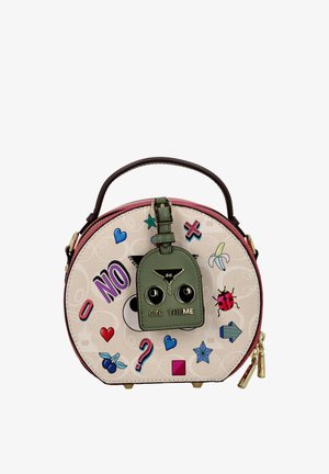 Ronde handtas met een beige, gestructureerd oppervlak, versierd met kleurrijke patches en een groene label met ogen. Goudkleurige metalen accenten.