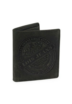 Billetera de cuero negro con detalles en relieve del logo, presenta un diseño plegable, textura suave y costuras visibles en los bordes.