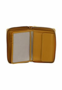 Portefeuille en cuir jaune avec fermeture éclair. L'intérieur comprend des compartiments pour cartes, une pochette transparente pour carte d'identité et un compartiment pour billets, avec une texture lisse.