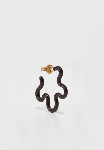 Braune, gewellte Creolen aus glänzendem Material mit einem goldfarbigen Verschluss, die ein einzigartiges, abstraktes Design zeigen.