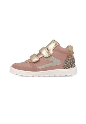 Zapatilla alta rosa con correas metálicas doradas, detalles beige, suela blanca y acento de estampado de leopardo en el talón.
