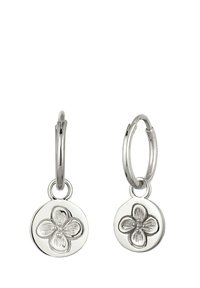 Sølv hoops øreringe med cirkulære vedhæng prydet med et præget blomsterdesign. Glat tekstur og skinnende overflade.