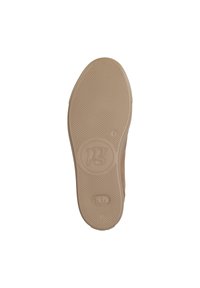 Beige gummisula med texturerade mönster, cirkulär logotyp och rund häl. Designad för grepp och hållbarhet.