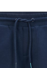 Pantaloni sportivi blu navy con vita elastica, cordoncino di regolazione, occhietti metallici e tasche laterali realizzate in un tessuto leggermente texturizzato.